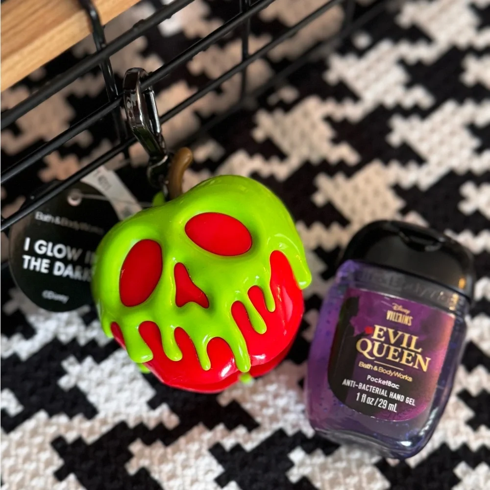 NWT B&BW Evil Queen Disney Villain Poison Apple Pocketbac Keychain & REFILL - Picture 8 of 9